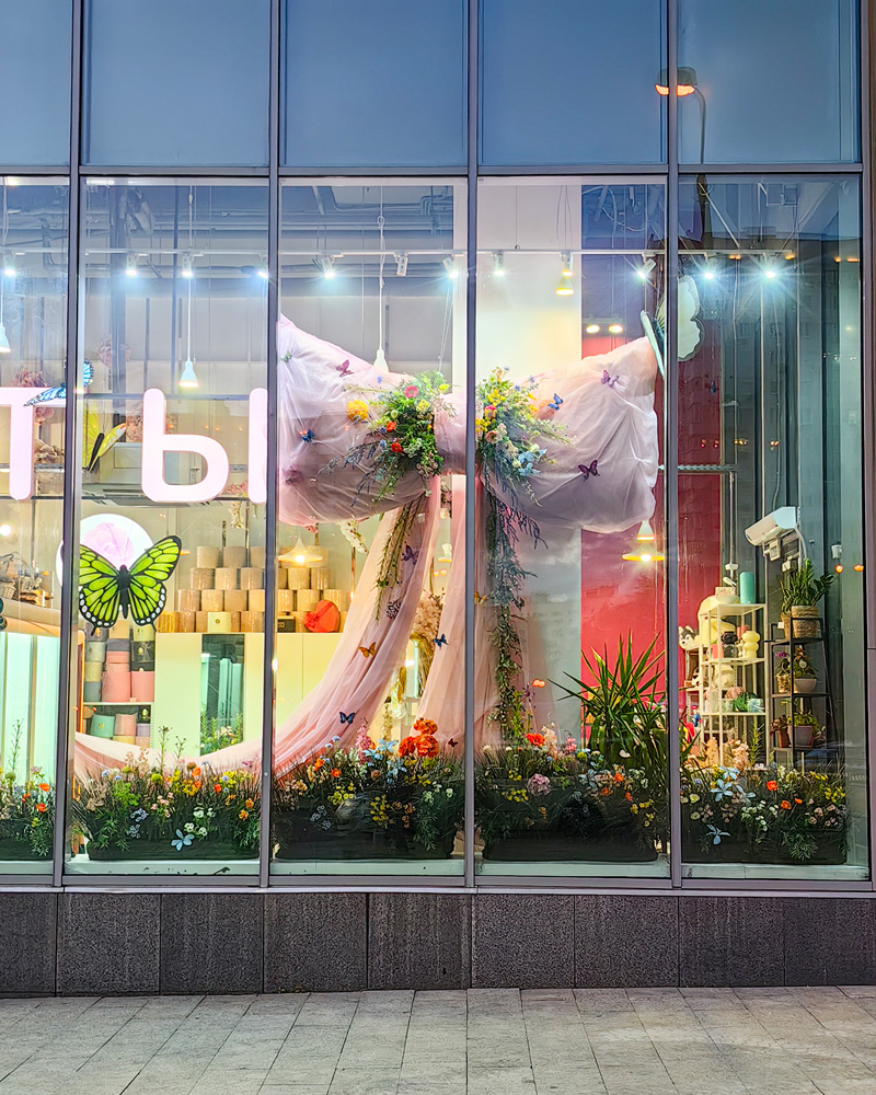 gotovaya-vitrina-11-m-s-bantom-cvetami-i-babochkami-dizajn-ot-fleur-decor Готовая витрина 11 м с бантом, цветами и бабочками – дизайн от Fleur Decor